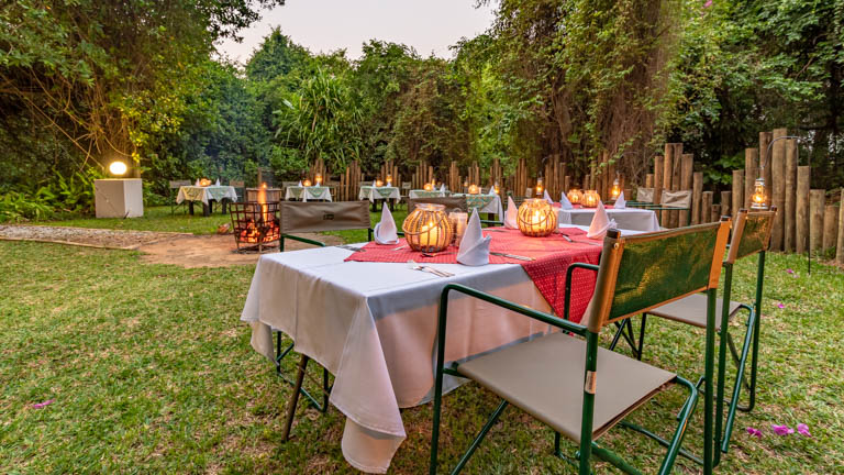 South Africa’s popular Safari Lodge on the edge of Kruger National Park warmly welcomes you! Luxurious accommodation with character, charm and exclusiveness