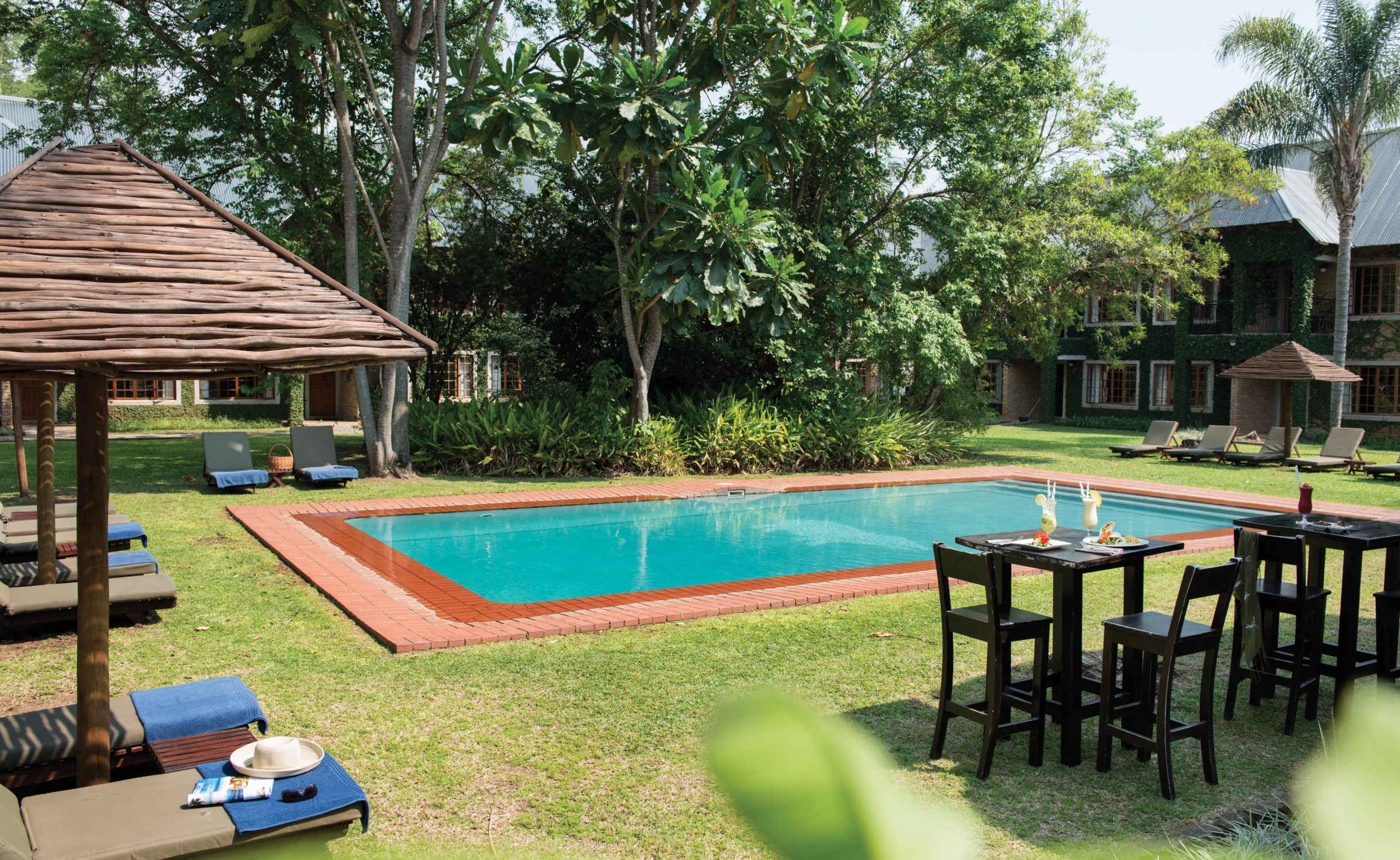 Hippo Hollow Country Estate is a comfortable, family-friendly hotel situated on the banks of the Sabie River near Hazyview in South Africa. 